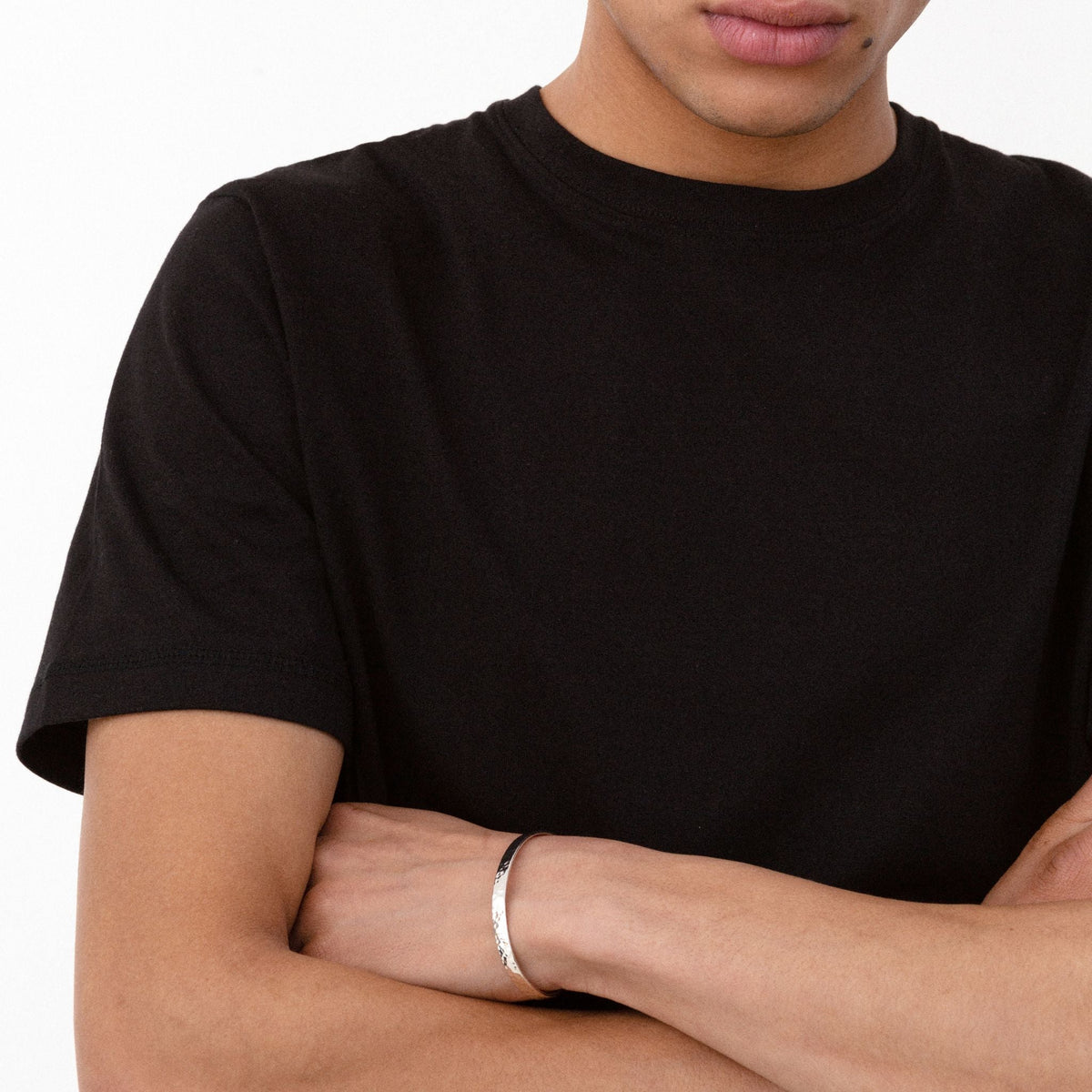 Men's Slim Bracelet with Hammered Effect Texture